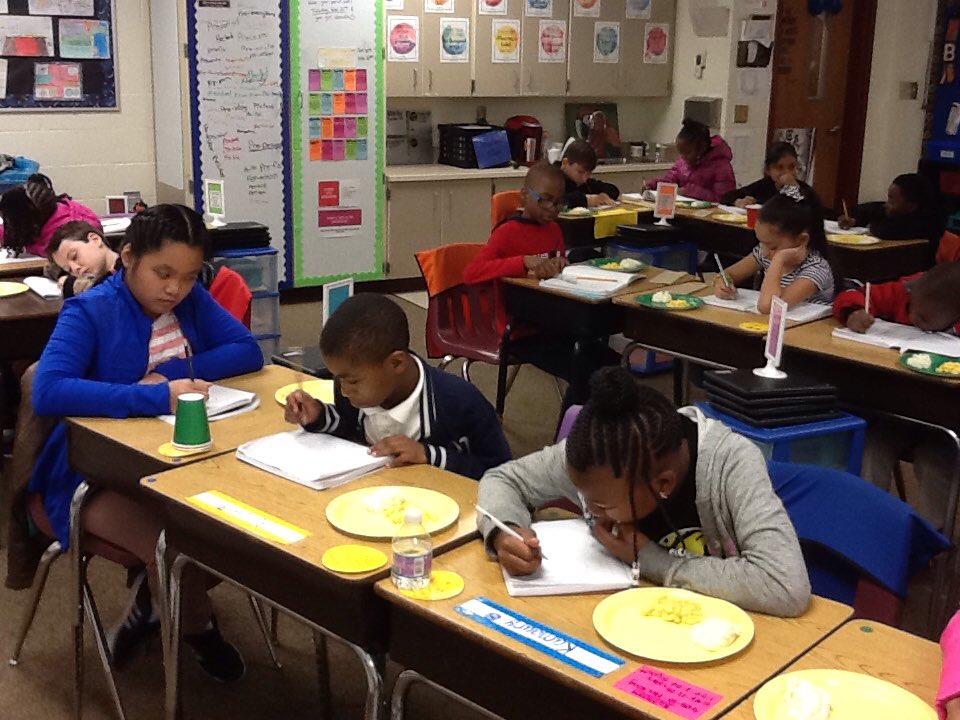 PontiacElem's tweet photo. Ms. Garrick's class using Mac &amp; cheese and mashed potatoes to create a venn diagram and write a comparison https://t.co/VwGgtH2rdd