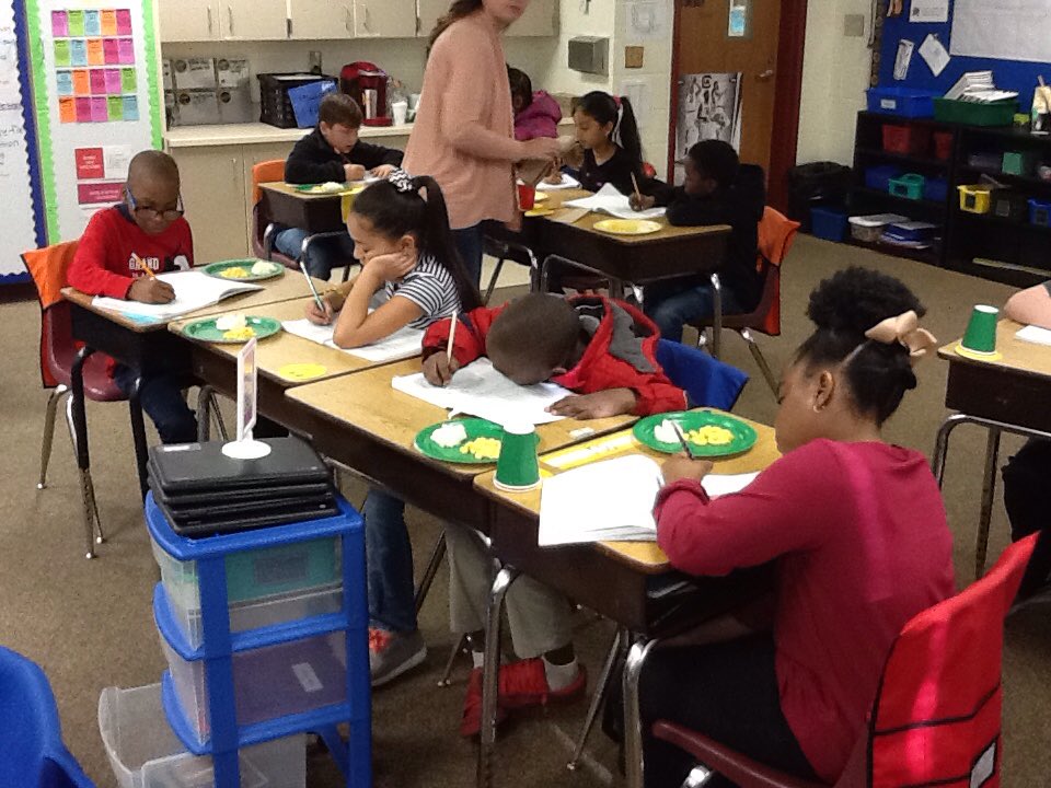 PontiacElem's tweet photo. Ms. Garrick's class using Mac &amp; cheese and mashed potatoes to create a venn diagram and write a comparison https://t.co/VwGgtH2rdd