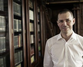 NadaceNeuron's tweet photo. Struktura krystalů je při studiu materiálů stejně tak podstatná jako jejich chemické složení. Ve spolupráci s @CzechCentreBER vás zveme na přednášku Lukáše Palatinuse, který se se svým revolučním objevem dostal na titulku @sciencemagazine.
https://t.co/RC6EFh2q2O #CenaNeuron https://t.co/TGYkFKQuO7