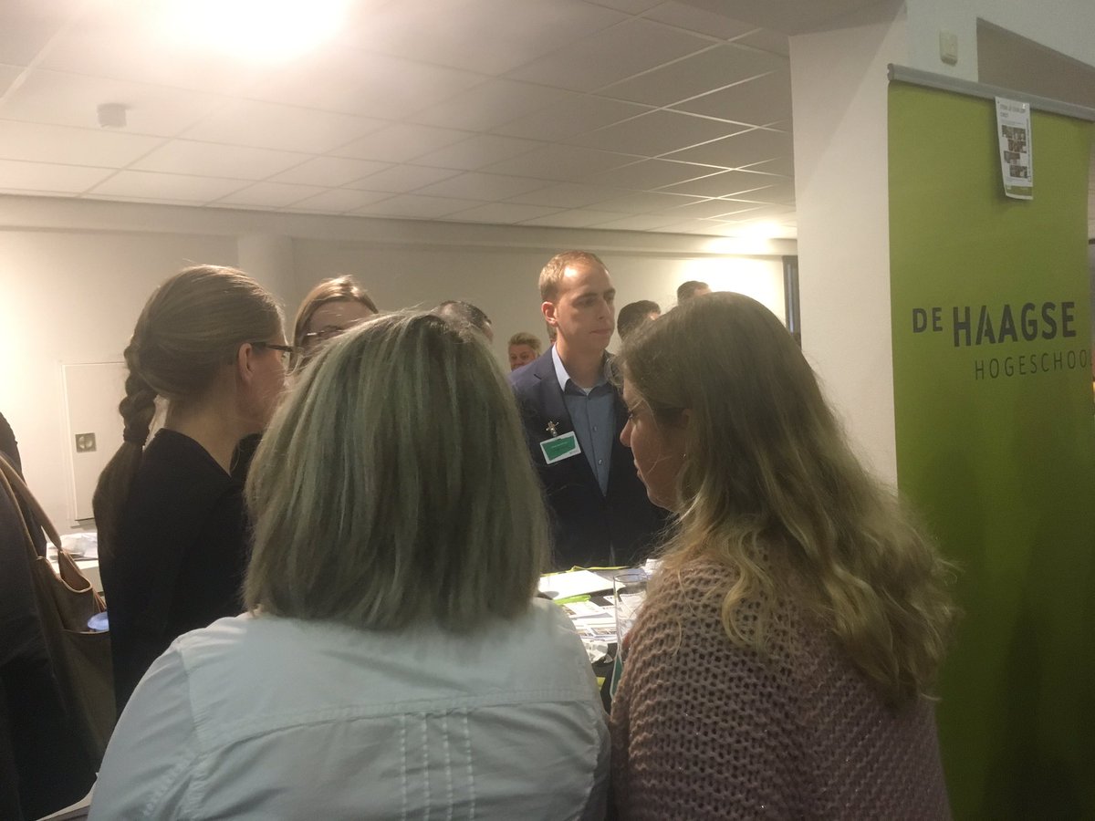 SDAwardNL's tweet photo. De genomineerden presenteren zich tijdens de pauze voor de publieksprijs. Wie zal deze prijs winnen?  #SDevent17 #SDaward17 https://t.co/p1q5Z5mbCw