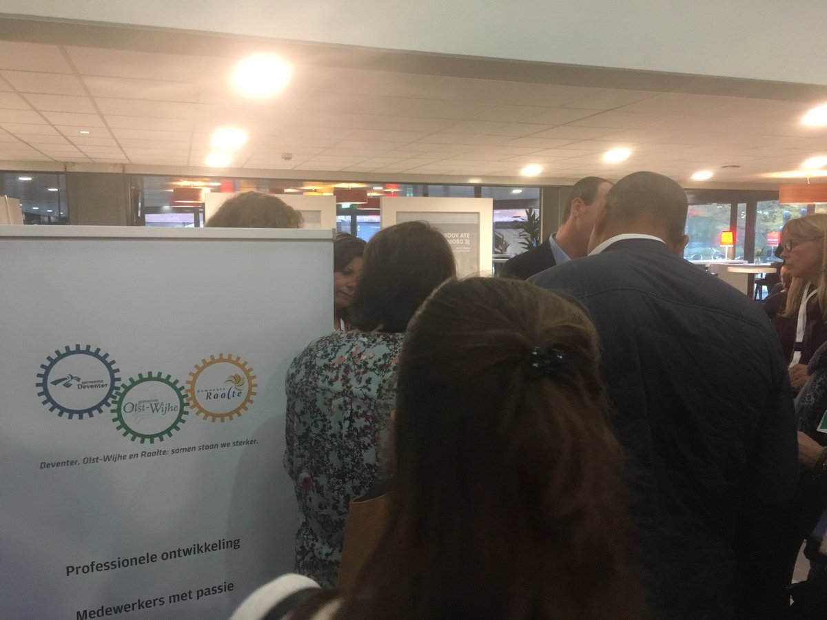 SDAwardNL's tweet photo. De genomineerden presenteren zich tijdens de pauze voor de publieksprijs. Wie zal deze prijs winnen?  #SDevent17 #SDaward17 https://t.co/p1q5Z5mbCw