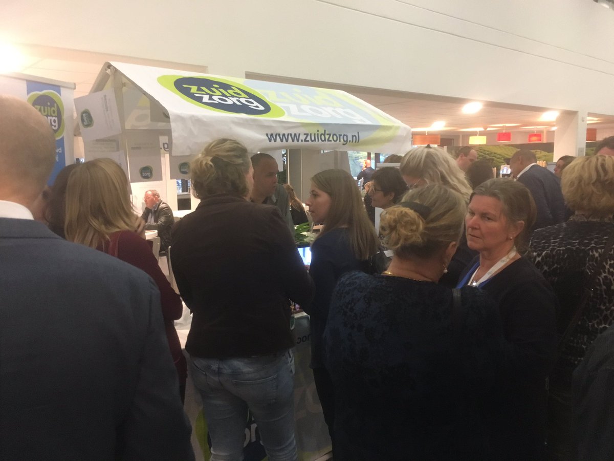 SDAwardNL's tweet photo. De genomineerden presenteren zich tijdens de pauze voor de publieksprijs. Wie zal deze prijs winnen?  #SDevent17 #SDaward17 https://t.co/p1q5Z5mbCw
