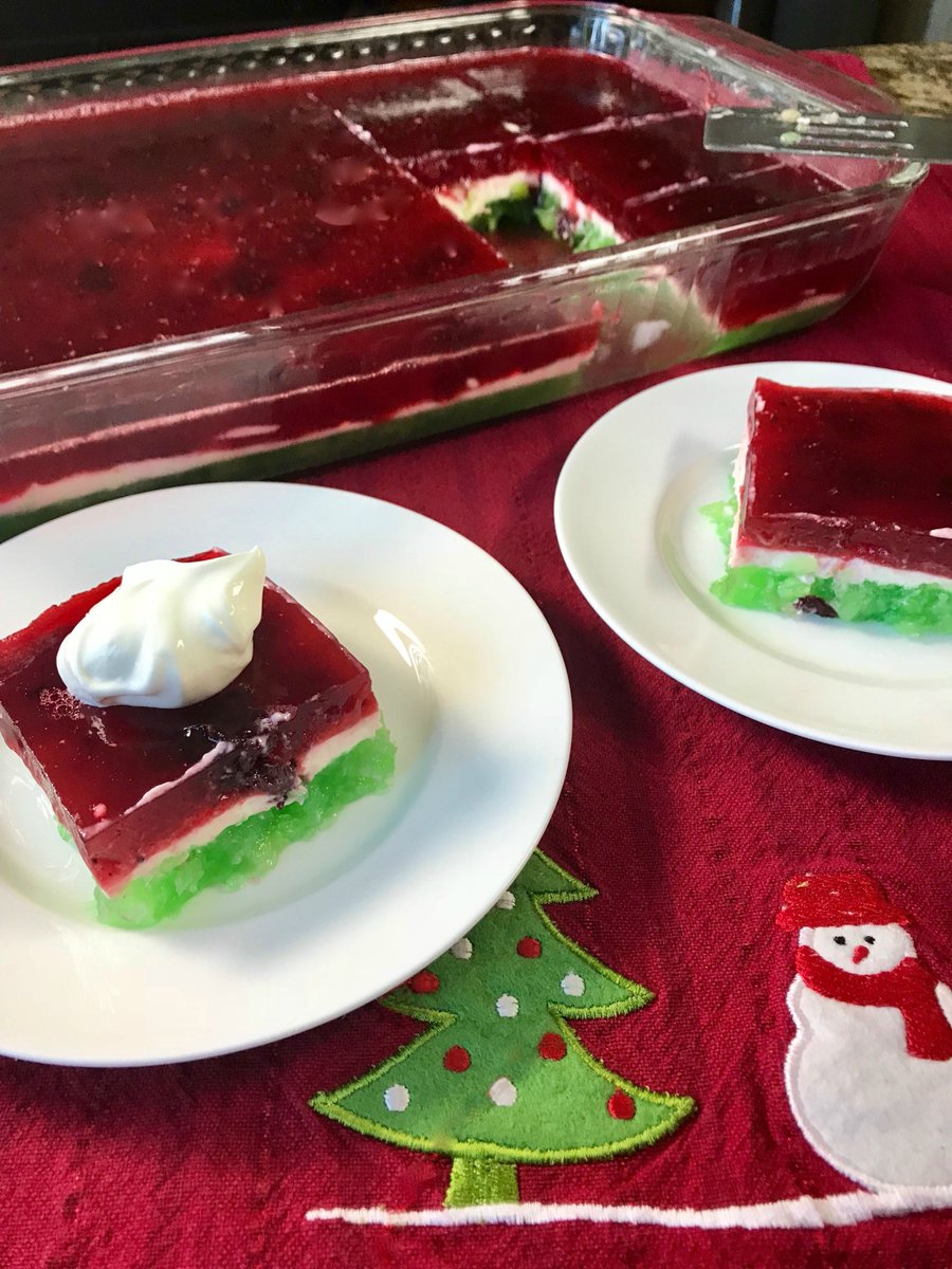 This holiday season will be extra special with this Layered Christmas Gelatin Salad #SundaySupper buff.ly/2zk2YtU