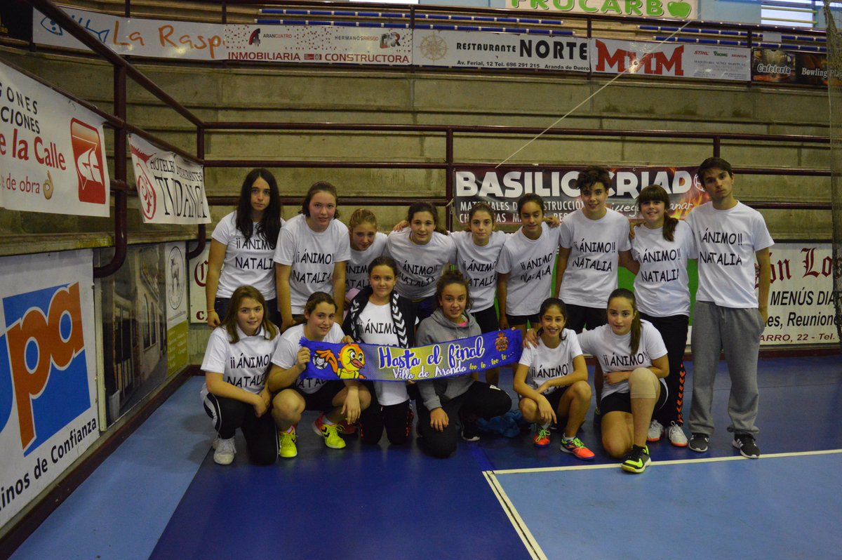 CanteraVDA's tweet photo. Ante la lesión de clavícula de una de las jugadores en el equipo Centro Policlinico Aranda VDA las jugadoras del mismo y el cuerpo técnico nos muestran los valores del deporte: compromiso, trabajo en equipo, responsabilidad, esfuerzo y convivencia así que mucho #ÁnimoNatalia 💪🤾 https://t.co/TEQJFNs3yN