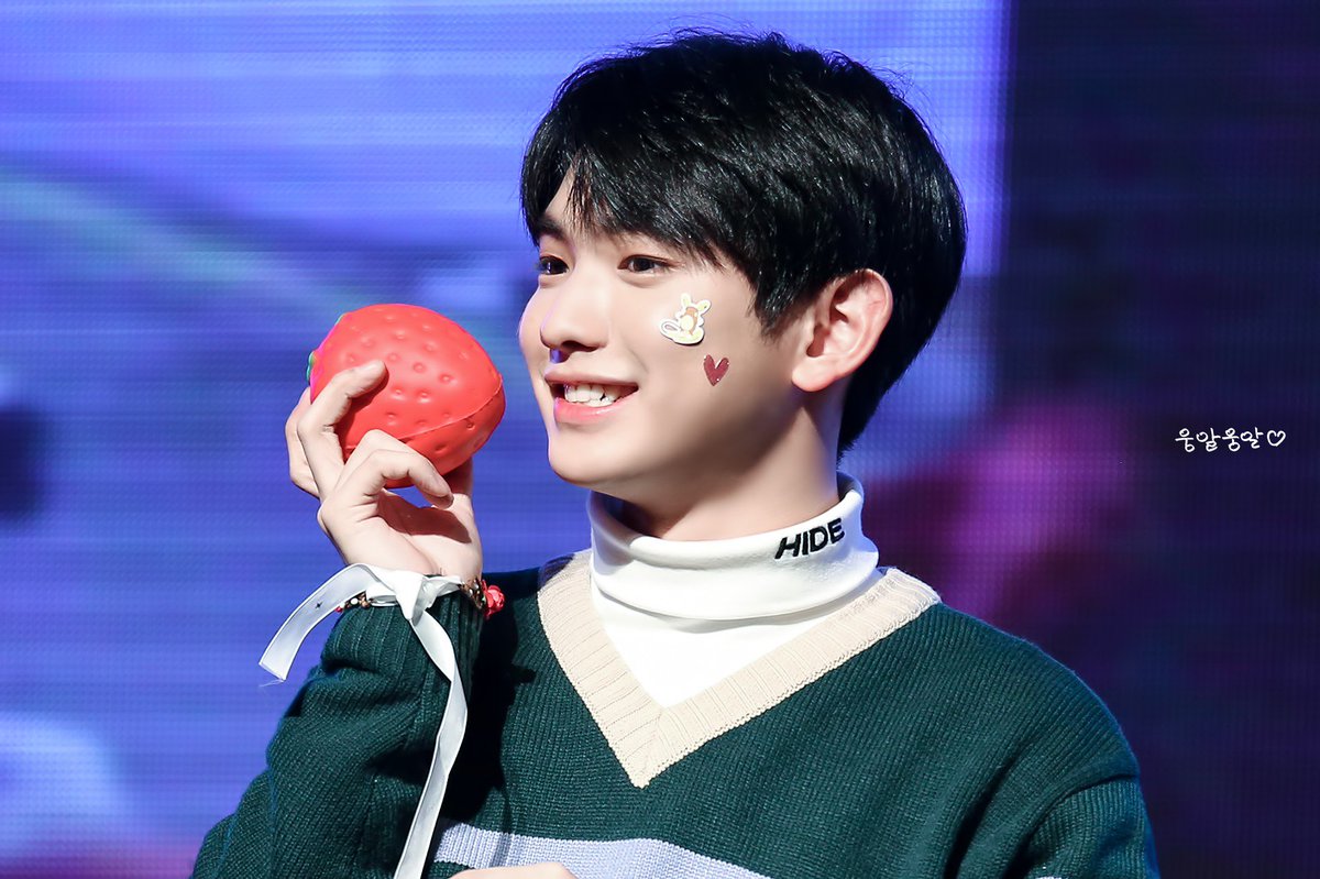 2uiwoong's tweet photo. 171119 대전팬싸인회 #이의웅

🍓 https://t.co/h2aG7HVylB