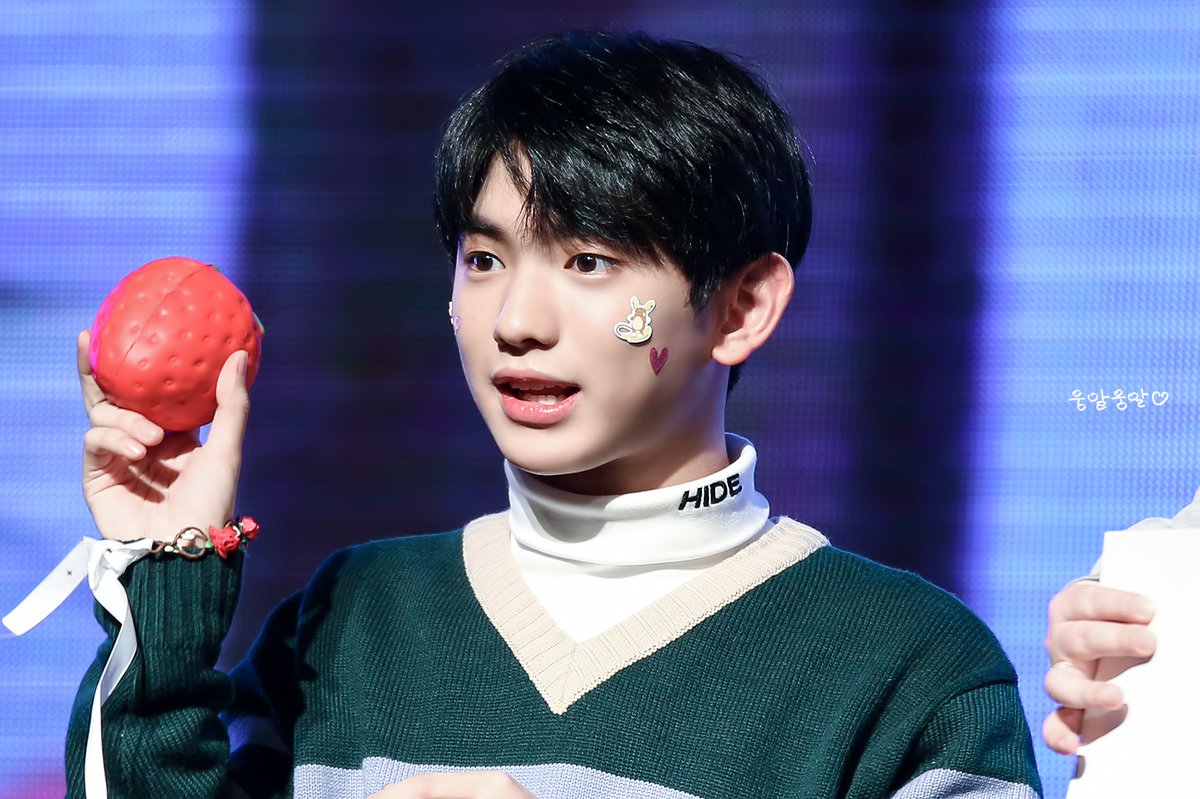 2uiwoong's tweet photo. 171119 대전팬싸인회 #이의웅

🍓 https://t.co/h2aG7HVylB