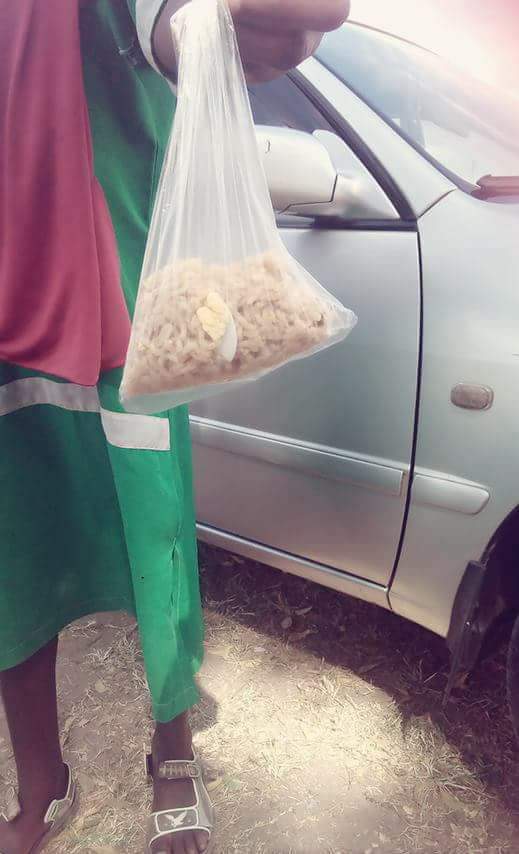 School feeding program that kick started in Niger state saw students of Zubairu primary school, Paiko, eating indomie & half egg from polythene bag. 