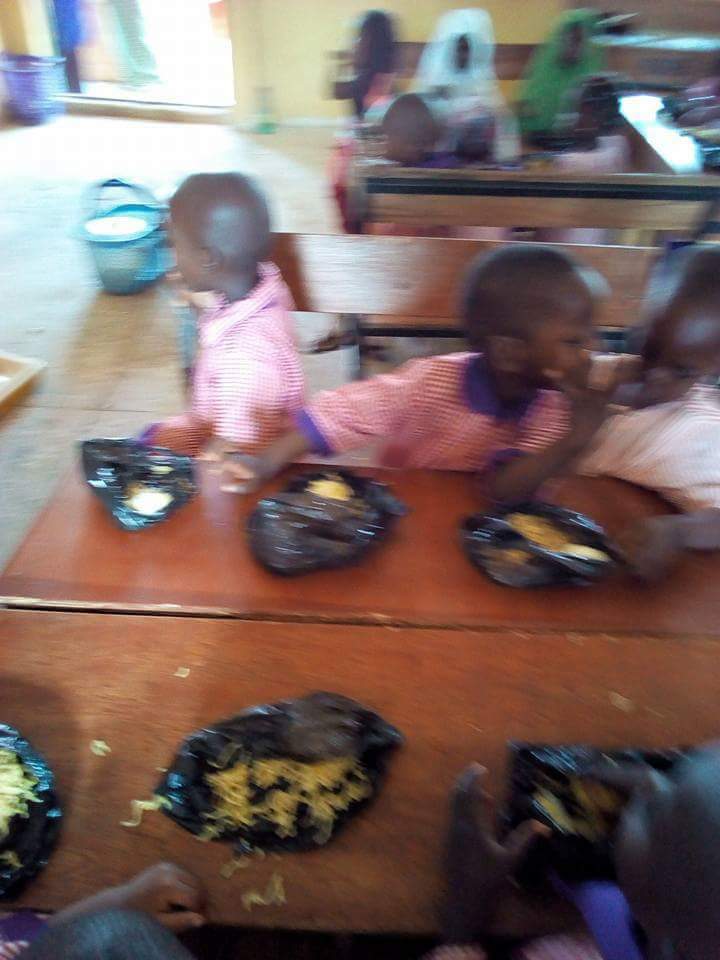 School feeding program that kick started in Niger state saw students of Zubairu primary school, Paiko, eating indomie & half egg from polythene bag. 