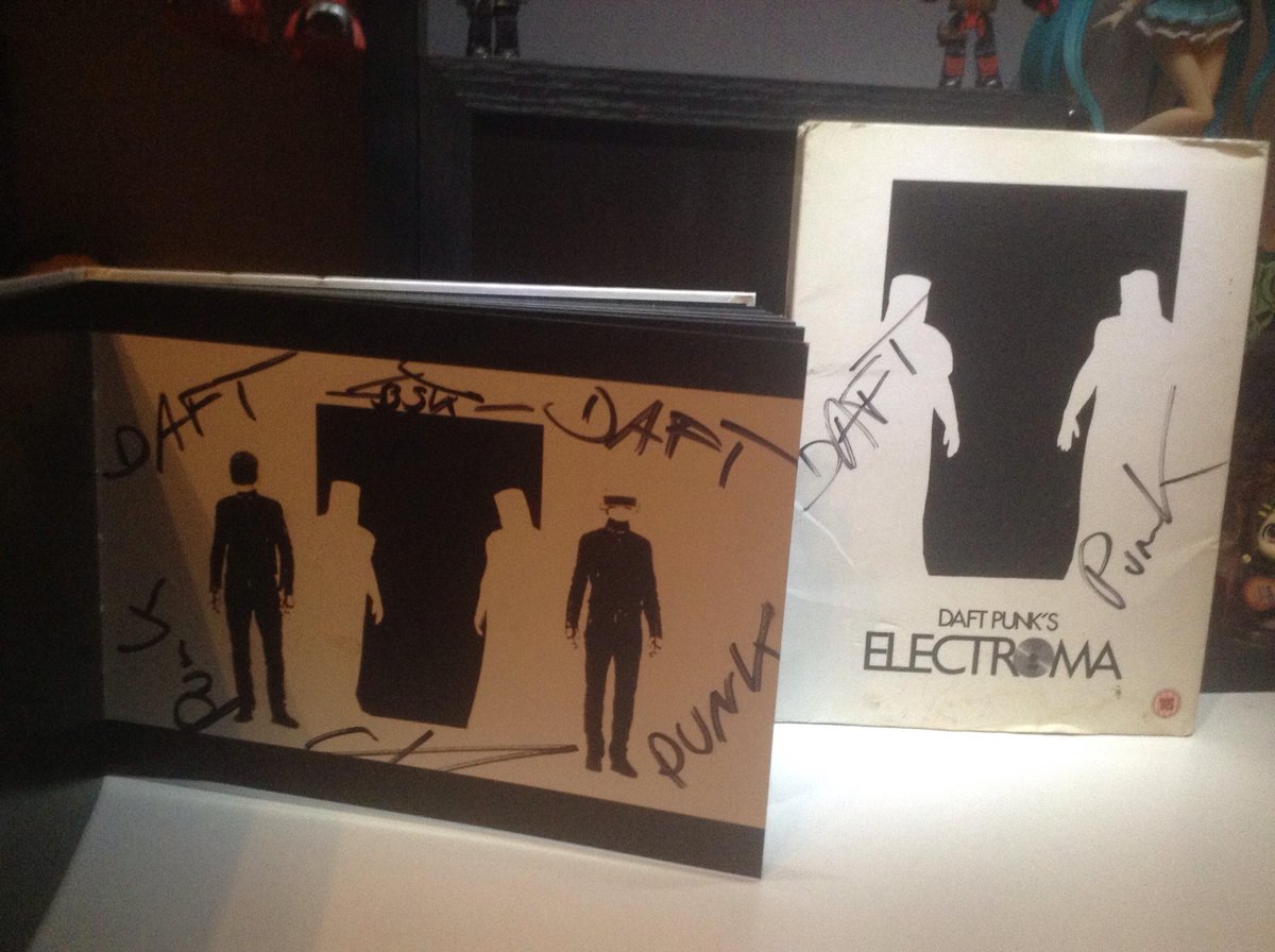 HouseofDaftPunk's tweet photo. Someone actually fake signed this as "Daft" and "Punk" 💀😂💀 https://t.co/ZxdKCsUrE0