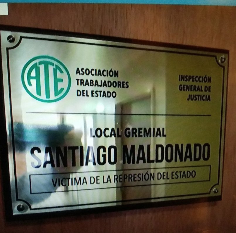 edufeiok's tweet photo. Los que pusieron esta placa, de que se van a disfrazar ? Se ahogó. https://t.co/Qyv2SM7GK8