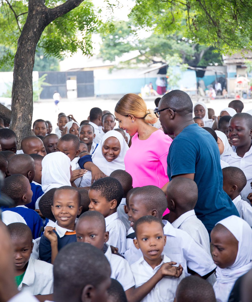 DrNtuya's tweet photo. Kusherehekea 'Siku ya Mtoto Duniani' tumetembelea shule za msingi Muungano na Serengeti zilizopo wilaya ya Temeke. Kauli mbiu ya mwaka huu ni 'Kuzuia Ukatili kwa Watoto' hivyo tumeweza kushirikiana na @sematanzania,kuwafundisha wanafunzi muhimu kuhusu haki zao.#WorldChildrensDay https://t.co/C1rOfqgPwZ