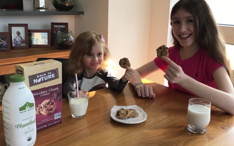 smart_mommy's tweet photo. The kids enjoyed testing @Back2NatureFood cookies & @newbarn_co almond milk - thx to @MomsMeet #sponsored #NBFam #Back2Nature #NewBarn #dessert #cookies #almondmilk #organic #food #holidays #momsmeet https://t.co/qqGUeVnqfw