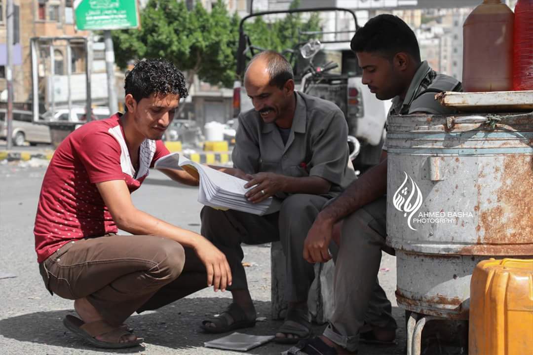 khawalh_'s tweet photo. أ. بلال الجبزي  ،استاذ اللغة الانجليزية في المعهد التقني الصناعي ،بعد انقطاع المرتبات وسوء الاوضاع ، عمل هذه البسطة لبيع البترول وانقاذ نفسه واسرته التي يعولها من الجوع .
وجدناه وحولة بعض من طلابة وهم يستفيدوا منه ومن معلوماته ، ليقوم بالشرح لهم في مكان عملة الجديد.
أحمد الباشا https://t.co/KyYSxCWg0Q