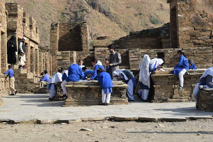 SelanyPEW's tweet photo. Student of @TheEducators Visited archeological site of Takht-i-Bhai with the support of Directorate of Archeology &amp; Museum, KP. https://t.co/ydwqoOVRF0