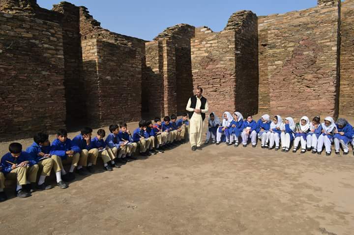 SelanyPEW's tweet photo. Student of @TheEducators Visited archeological site of Takht-i-Bhai with the support of Directorate of Archeology &amp; Museum, KP. https://t.co/ydwqoOVRF0