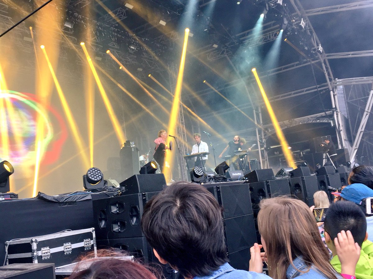 airgyan's tweet photo. Clockenflap⑩。POND。
他の人の評判で良いバンドなんだろうと思っていたけどちゃんと予習せず。でもかっこよかった!ボーカルの子の動きが不思議だった…日本には居るけどあんまり洋楽バンドでは観たことない感じ。あとビール持ってる自分の所に身を乗り出してきた時には焦ったぞ!#clockenflap2017 https://t.co/xauW2Njkkb