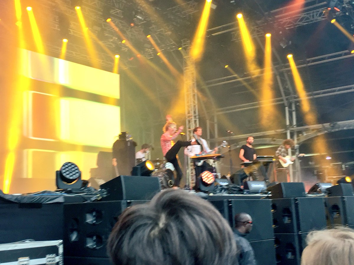 airgyan's tweet photo. Clockenflap⑩。POND。
他の人の評判で良いバンドなんだろうと思っていたけどちゃんと予習せず。でもかっこよかった!ボーカルの子の動きが不思議だった…日本には居るけどあんまり洋楽バンドでは観たことない感じ。あとビール持ってる自分の所に身を乗り出してきた時には焦ったぞ!#clockenflap2017 https://t.co/xauW2Njkkb