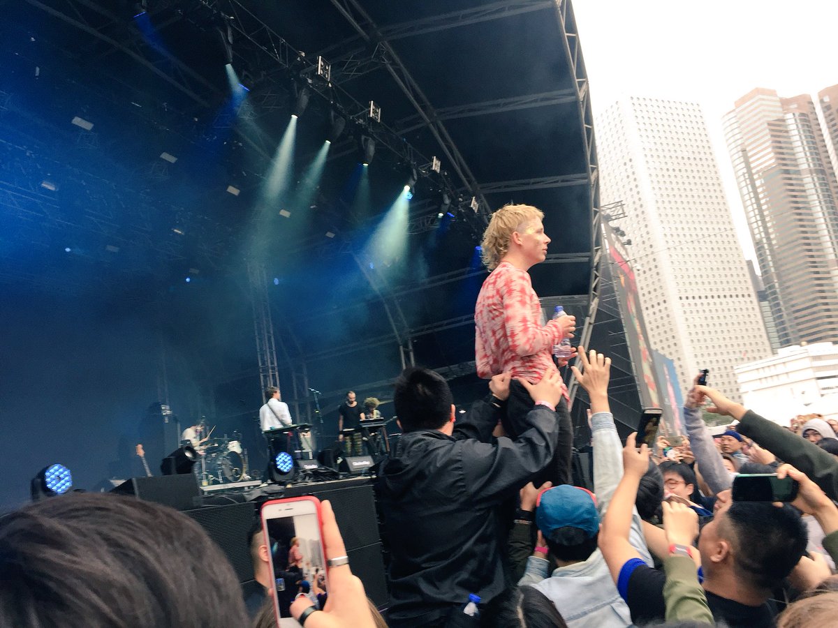 airgyan's tweet photo. Clockenflap⑩。POND。
他の人の評判で良いバンドなんだろうと思っていたけどちゃんと予習せず。でもかっこよかった!ボーカルの子の動きが不思議だった…日本には居るけどあんまり洋楽バンドでは観たことない感じ。あとビール持ってる自分の所に身を乗り出してきた時には焦ったぞ!#clockenflap2017 https://t.co/xauW2Njkkb