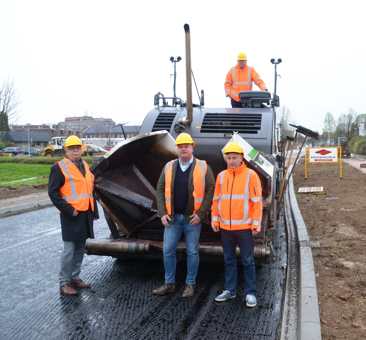 Zevenaar's tweet photo. Wethouder @ToonAlbers_ gaf vanochtend het sein voor het storten van asfalt op de Platanenlaan. Volgende week zijn scholen weer bereikbaar vanaf ingang Ringbaan-noord. Verkeersdrukte op Spaansmaat neemt dan weer af. Half december is het werk klaar. #aanlegfietspad #veiligheid https://t.co/4fKdx1dYwx