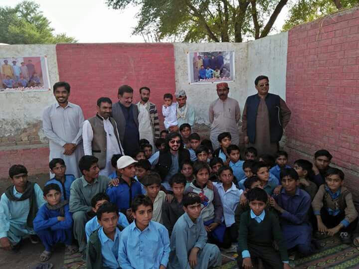 MirDostMuhamma1's tweet photo. Now this is para lika punjab according to cm punjab these young student studing on the ground with no furniture. Wht a Shame they have been ruling punjab for 3 decades. https://t.co/MJlXzb4FbP