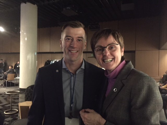 CFPC_e's tweet photo. Le président du @FamPhysCan, Dr Guillaume Charbonneau, est fier d'être au congrès du @NAPCRG en compagnie de la chercheuse de renommée mondiale, Dre France Légaré, de l'Université Laval. #NAPCRG2017 @SDM_ULAVAL https://t.co/B0SDStMkuy