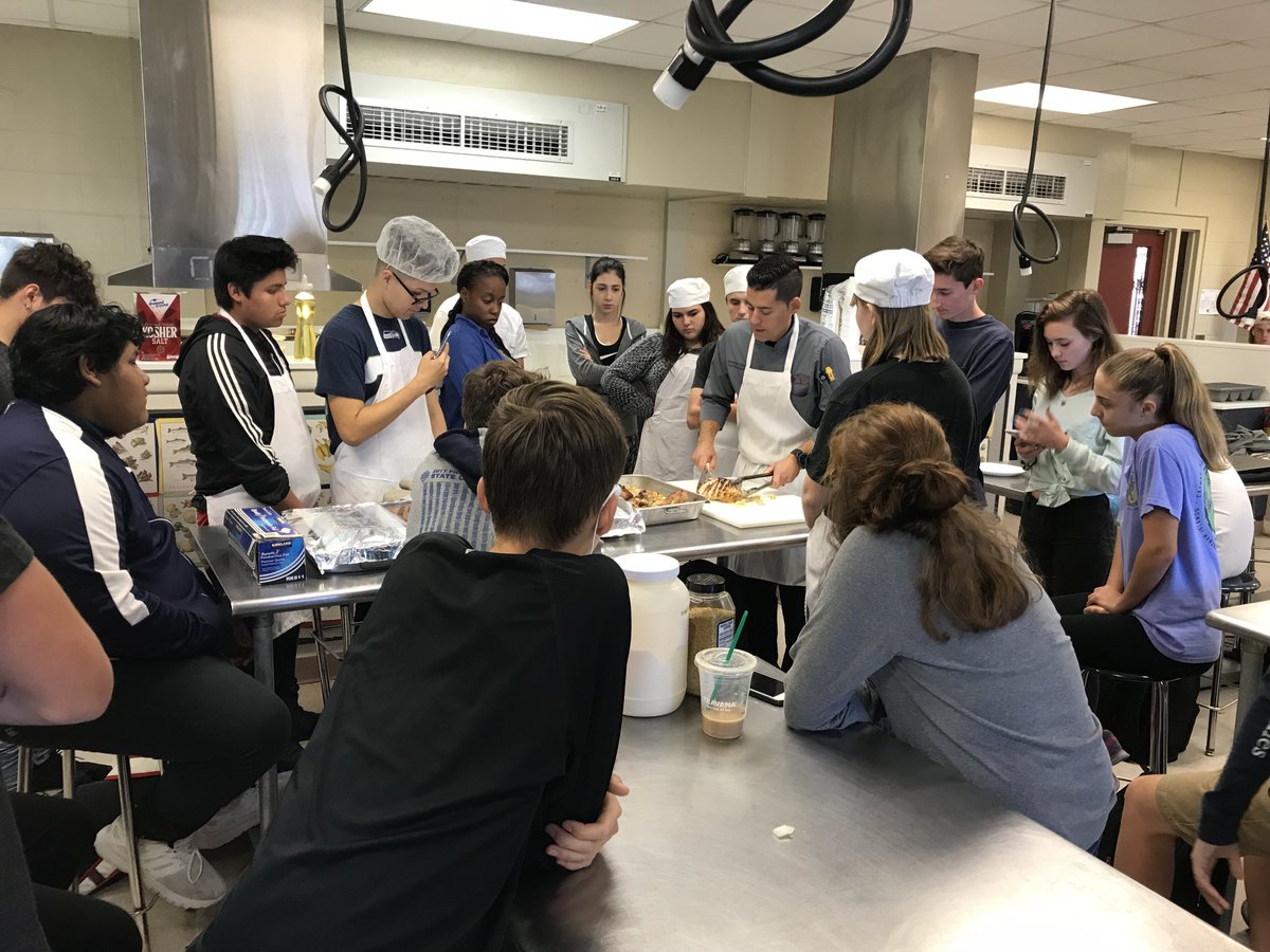 EsteroHS's tweet photo. Culinary students learning how to cook and serve their Thanksgiving Day Turkey! @esteroculinary #wildcatpride #HappyThanksgiving #thankfulforincrediblestudents https://t.co/ahZDTKPEuR