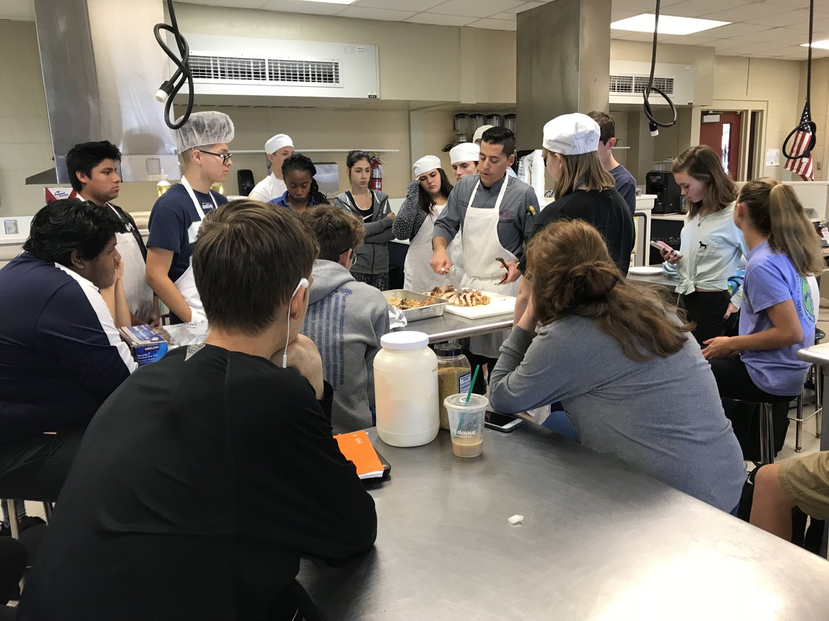 EsteroHS's tweet photo. Culinary students learning how to cook and serve their Thanksgiving Day Turkey! @esteroculinary #wildcatpride #HappyThanksgiving #thankfulforincrediblestudents https://t.co/ahZDTKPEuR