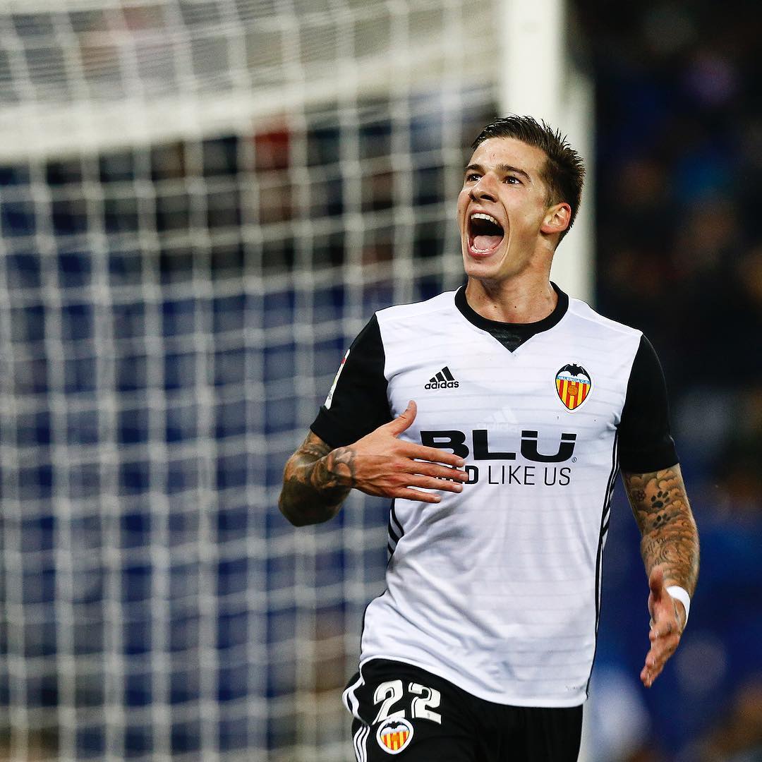 BLU_Products's tweet photo. Valencia CF strikes again with the winning streak! ⚽🔥🙌
@valenciacf @valenciacf_en 
#BLU #BeBold #BoldLikeUs #GoForBold #VCFtakeoff 
#VCFBLU #StillUndefeated #WinningStreak #MondayMotivation https://t.co/o45EmvqFZV