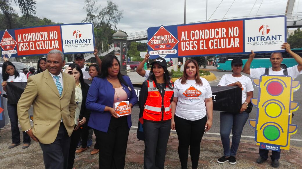 INTRANT_RD's tweet photo. Concientizando conductores y peatones durante la #SemanaDeLaSeguridadVialRD @PresidenciaRD @MOPCRD @AMETRD @SaludPublicaRD @EducacionRDo @AutomovilClubDo https://t.co/400DsVZy89