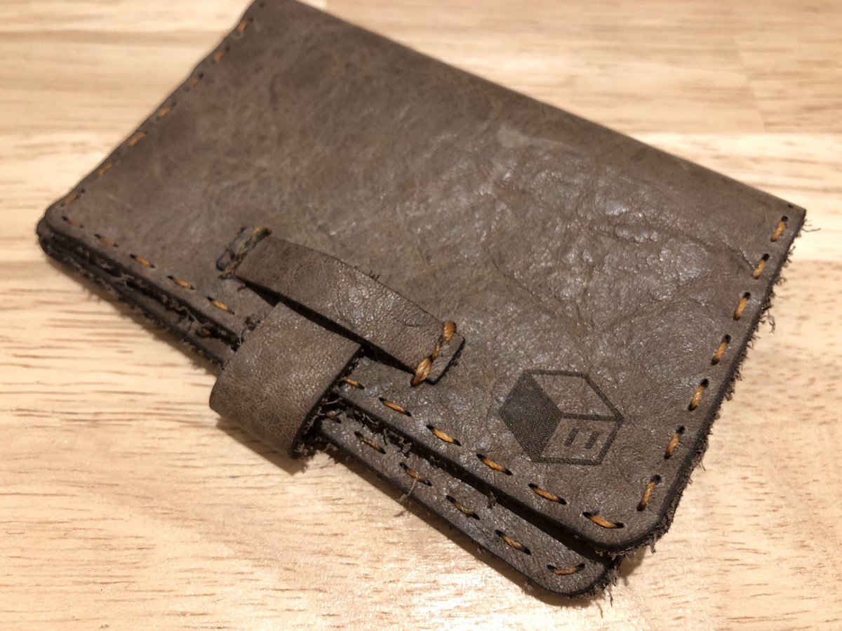 digihaco_'s tweet photo. レーザー加工機で革加工をすると、カットも穴あけも出来るので、あとは穴に紐を通すだけ！
簡単にカードケースが出来ました！

#レーザー加工 #カードケース #革細工 #オリジナル #fab https://t.co/z54A3mB2bm
