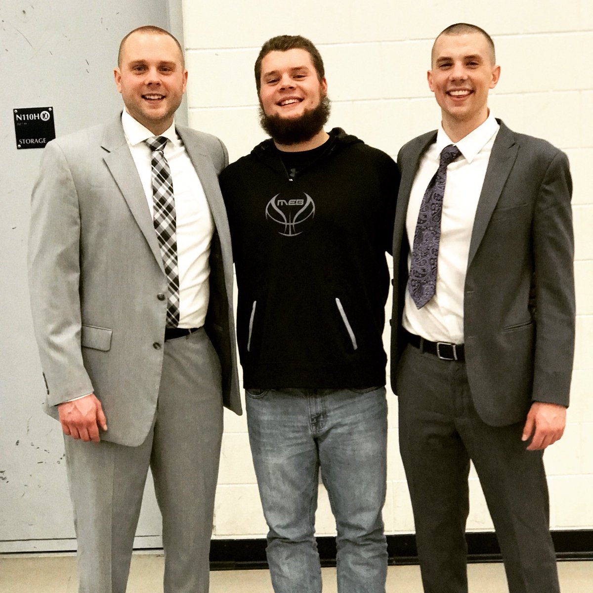 btezy86's tweet photo. Good Luck to @CoachTesdahl and @CoachTesdahl32 starting their Basketball Seasons Today! #BuildTheNest #RespectTheHop https://t.co/LaRWzMC1li
