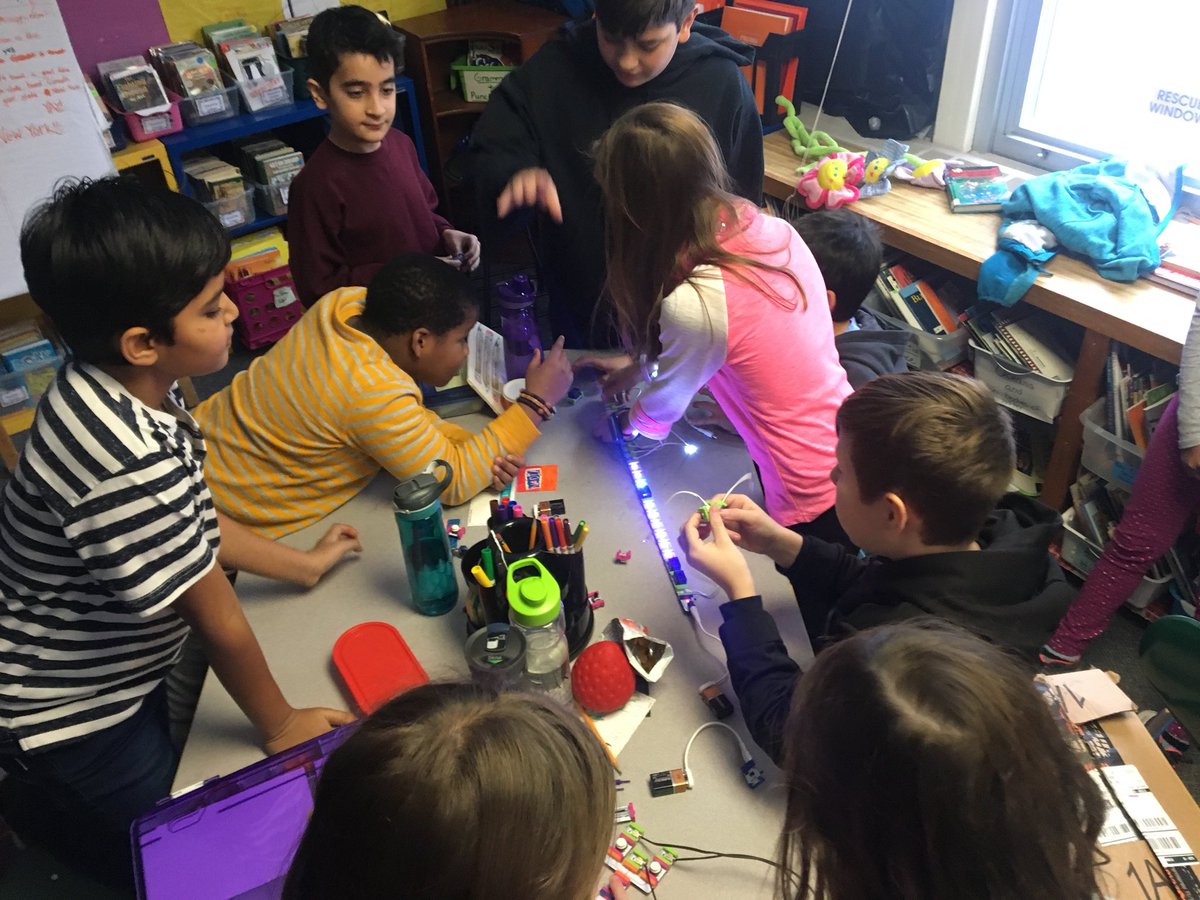 murphy52016's tweet image. Using #littlebits to make a land bridge for the nomads to reach their food in Alaska. #STEMDay #socialstudies #GoGES