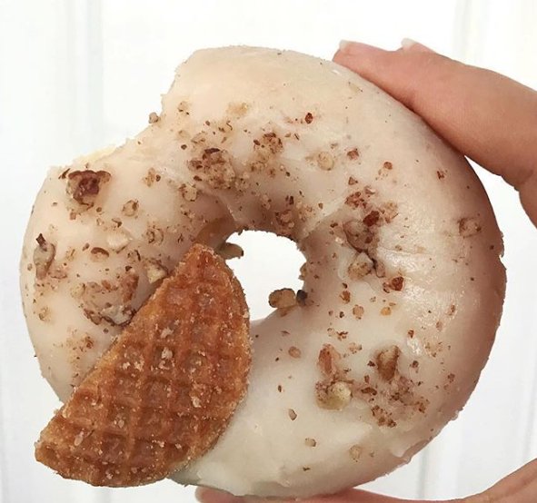 DaelmansUS's tweet photo. .#Beauty is in the eye of the beholder. Mini #Daelmans #stroopwafel on this delicious #MapleWaffle #donut couldnβt be more #beautiful. Find @UnderwestDonuts in #NYC at their #WestsideHighway and #PennStation locations! #GetTheStroop #breakfast https://t.co/RfdJrfxsHD
