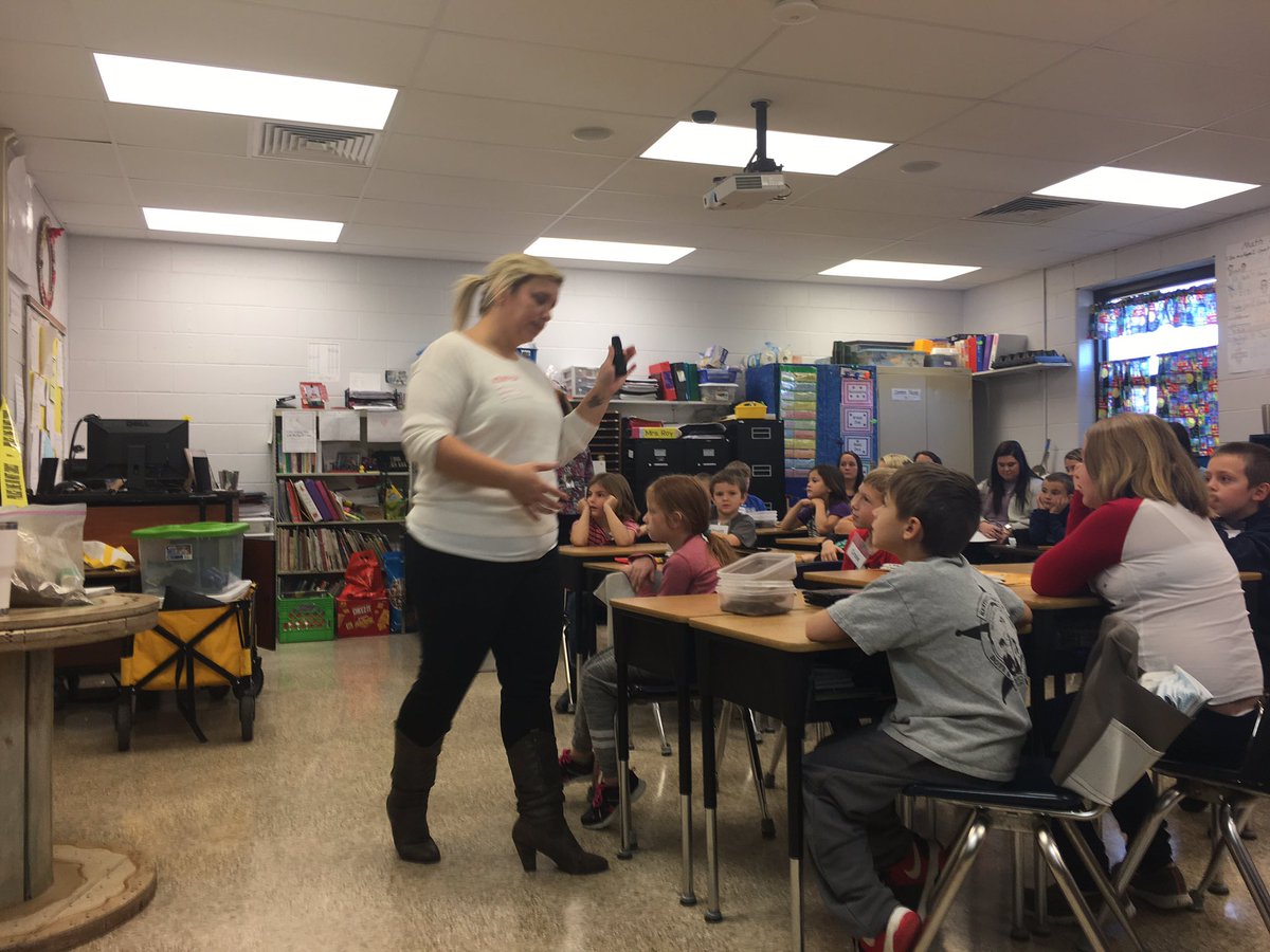 nkucinsam's tweet photo. It's fishbowl time for our primary teachers! Solving crimes with soil properties with @CarterNKUCinsam here at @dryridgedreams #handsonmindson #STEMproblemsolvers https://t.co/j8rr3Xx5Yn