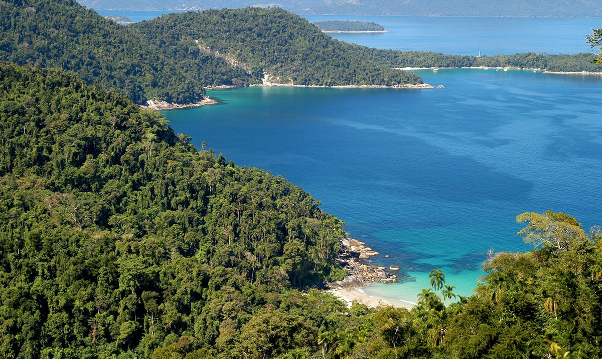 PureResorts's tweet photo. Há tantos lugares para conhecer em Angra, que fica até difícil escolher um. São oito baías, 365 ilhas e 2 mil praias espalhadas pela região a 166 km de distância do Rio de Janeiro.  Fica a Dica! 
#AngradosReis #RiodeJaneiro #Viajar #PureVIP #PureTravel https://t.co/969HHirGfE