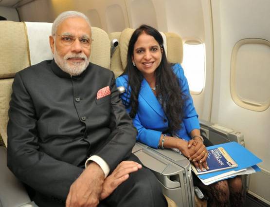 dedactiv's tweet image. दरअसल, यह महिला कोई नेता या डिप्लोमैट नहीं बल्कि इंटरप्रिटेटर (अनुवादक) हैं. इनका नाम है गुरदीप कौर चावला. जब कभी मोदी विदेश दौरे पर होते हैं तो गुरदीप अक्सर उनके साथ मौजूद रहती हैं