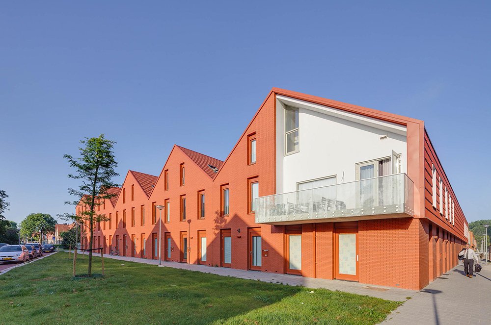 WACommunity's tweet photo. Architecten En|En| reinterprets tradiitonal Dutch houses with colourful and pitched-roof configuration: https://t.co/JUarOj4Rir #architecture https://t.co/9m99NDpYXn
