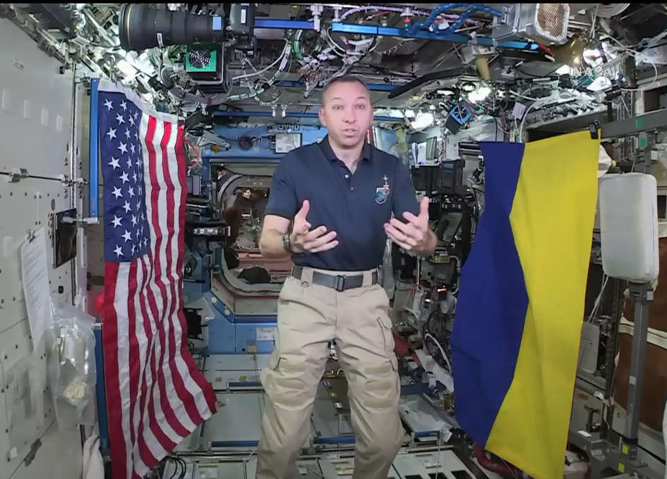 welcome2ukr's tweet photo. What the #Ukrainian flag is doing on the Space Station and why the American NASA Astronaut Randy "Komrade" Bresnik @AstroKomrade cared to take it there?🛰️🌎🇺🇲🇺🇦 Read the story here ▶️https://t.co/L8y55DblAq
#welcometoukraine #cometoukraine #enjoukraine #nasa #randybresnik https://t.co/lHQBGFl01g