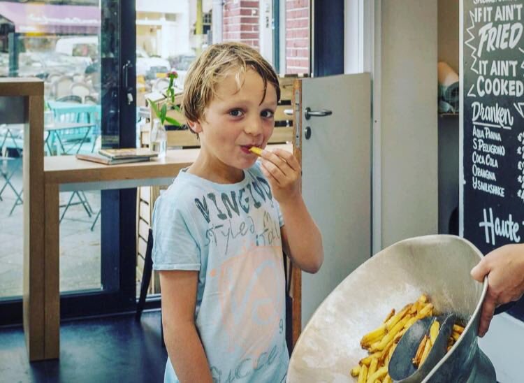 Ohh rainy Monday🌨! Te koud om buiten te spelen vandaag? Gelukkig zorgt frietjes proeven ook voor het nodige vermaak! #wijlatenonsnietgekmaken #koubestrijdemmetfrietengauw #chefjeindedop #altijdblijvengenietenmetfrieten