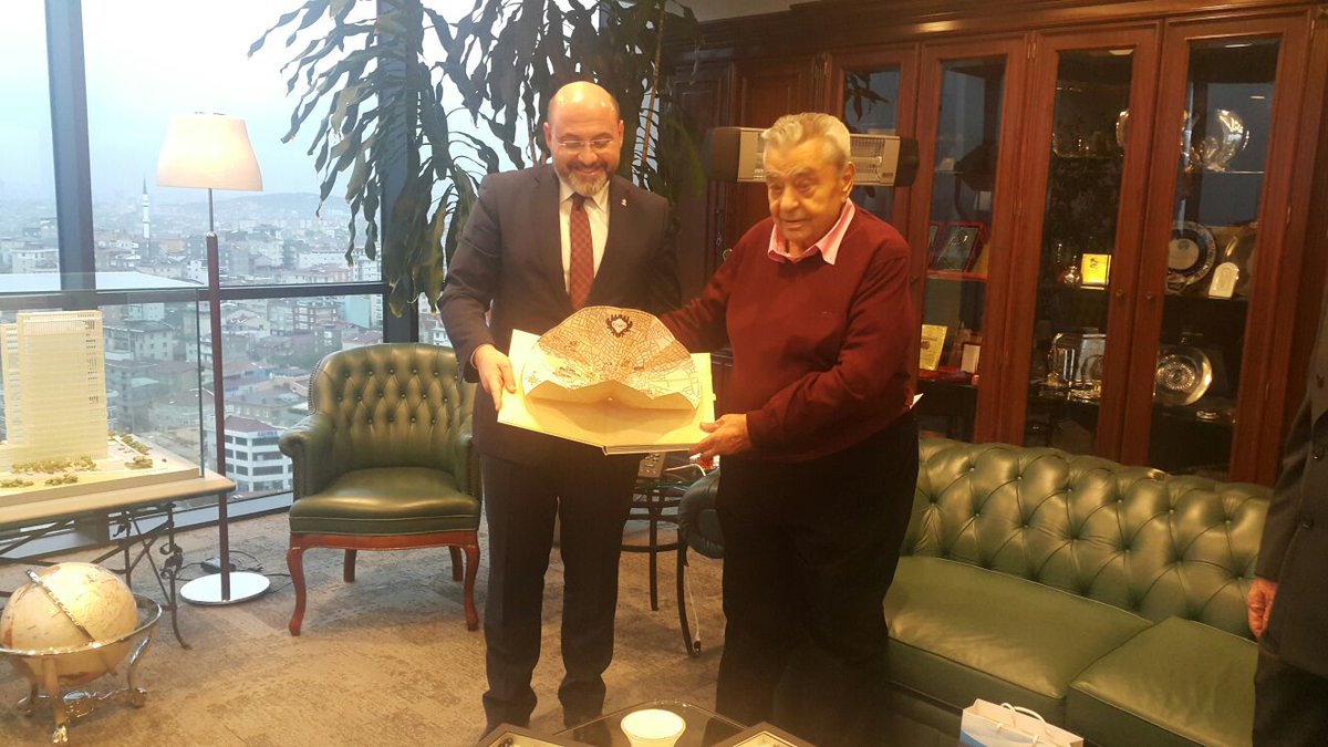 Beş babayiğitten biri olan Anadolu Grup Onursal Başkanı Sayın Kamil Yazıcı'yı ziyaret ederek almış oldukları bu ağır yükte başarılar dileyip yerli otomobilin Kütahya' mızda üretilmesiyle ilgili taleplerimizi bildirdik.

#SevdamızKütahya
#HerŞeyMemleketimİçin 
<a href="/ksaracoglu43/">Kamil Saraçoğlu</a>