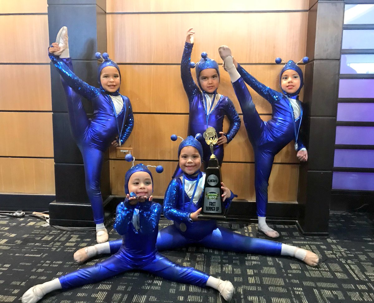 MarcelaRon's tweet photo. Mis estrellitas de plata!! Hermosas mis dos bailarinas campeonas Isa y Sofi!! #ninasballerinas #NinasBalletyDanza #UDA2017 ๐ฅ๐๐๐๐๐ป๐ช๐ผ๐๐ผ https://t.co/Jd8qeSKC85