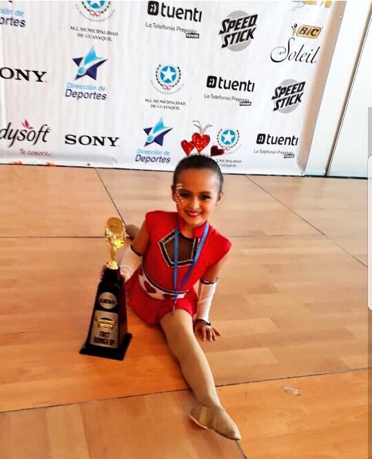 MarcelaRon's tweet photo. Mis estrellitas de plata!! Hermosas mis dos bailarinas campeonas Isa y Sofi!! #ninasballerinas #NinasBalletyDanza #UDA2017 ๐ฅ๐๐๐๐๐ป๐ช๐ผ๐๐ผ https://t.co/Jd8qeSKC85