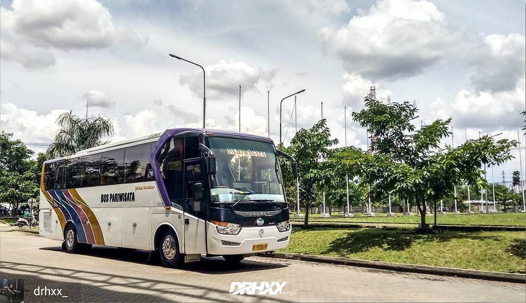 karoseriID's tweet photo. @Regranned from @drhxx_ - Jackal Holiday // Legacy SR - 1 // Mercedes Benz OH 1521
#sukafotobis #busenthusiast #jbhunters_official #ayonaikbis #forbiscom #bisgalery
#jfautowear #premium #clothing #tees #apparel #tshirt #poloshirt #kaos #kaosbus #bismania #ayonaikbis https://t.co/j3S1R0SMTC