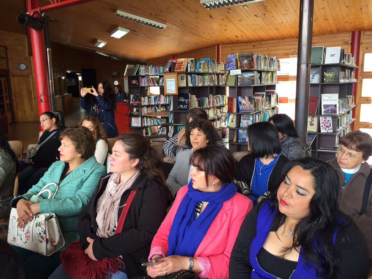 DPPChiloe's tweet photo. Gobernador René Garcés encabeza ceremonia cierre y certificación programas ejecutados en #Castro por @PRODEMU beneficiando a cerca de medio centenar de mujeres #TallerParaMujeres #ProgramadeCultura y #AsesoríasaOrganizaciones #Chiloé #ChileMejor https://t.co/BlCfXmJIzZ