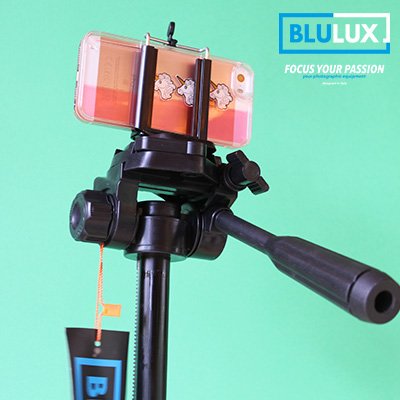 BLULUX_'s tweet photo. High-quality Blulux tripod for camera phones of light-weight and flexibility! Follow @blulx for more. New website coming soon! #italiandesign https://t.co/1aa53CfIHc