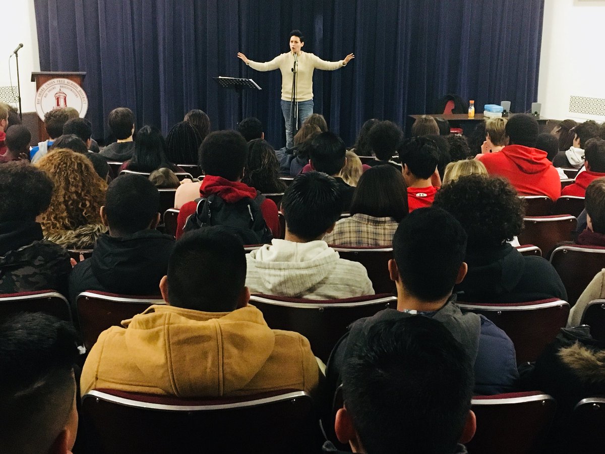 Matt_Pasca's tweet photo. @denicefrohman dropping truth, Poetry, wisdom, inspiration &amp; humor on a Monday morning @BayShoreHS @BayShoreSchools @BayShoreSD_ELA thanks to #bssaef #yassss #gratitude #speakyourlanguage #empathy #borders #accents #worldcitizenship🌎🌍🌏 https://t.co/3VaWGmG5ou
