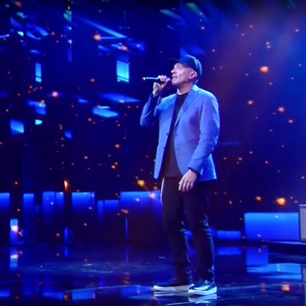 bepositive_it's tweet photo. Stunning Max Pezzali wears our sneakers #Track_2 from SS18 capsule collection during "Che Tempo Che fa" #Rai1

#TommyVeeXBePositive 
#Itsanattitude #track2 #veeshoes #maxpezzali #singer #italiansinger #rai1 #bepositiveauthentic #sneakers ⚡️ https://t.co/KiwwjfCgNs