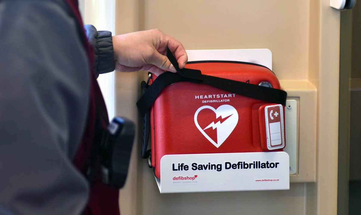 EdinburghTrams's tweet image. Did you know that we have defibrillators on each of our 27 trams. Find out a bit more here: bit.ly/2ybfHup