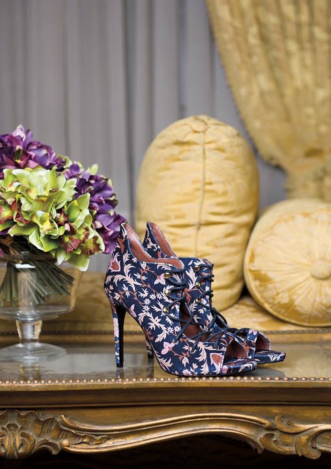 Axel_Accessorie's tweet photo. It's all in the shoes! Dare to differ with these super feminine high heel, peep-toe booties! #Axel #AW1718 Shop now: https://t.co/nqhnO793Cg https://t.co/n6TP5MqbhN