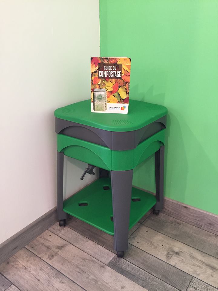 Coworkcity_94's tweet photo. Lancement de la semaine européenne de réduction des déchets avec notre  #lombricompsteur https://t.co/Di2DadlFd8